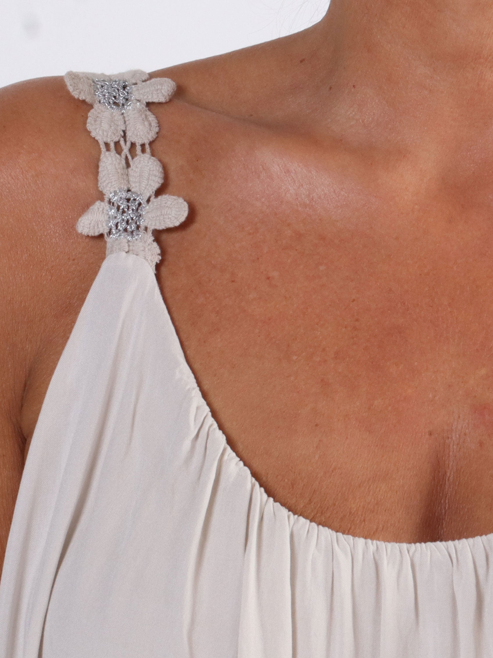 Ane - Sød plus size sommerkjole med broderet stroppe